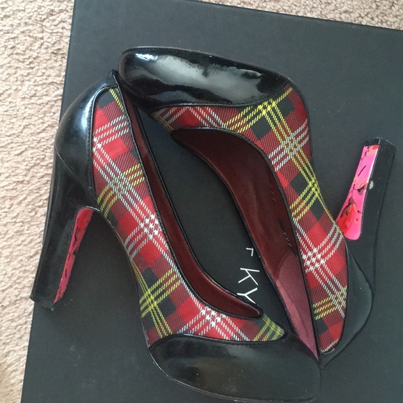 Betsy Johnson Black Tartan Pumps - Picture 2 of 4